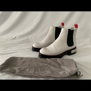 Alexandar McQueen white leather Chelsea booties